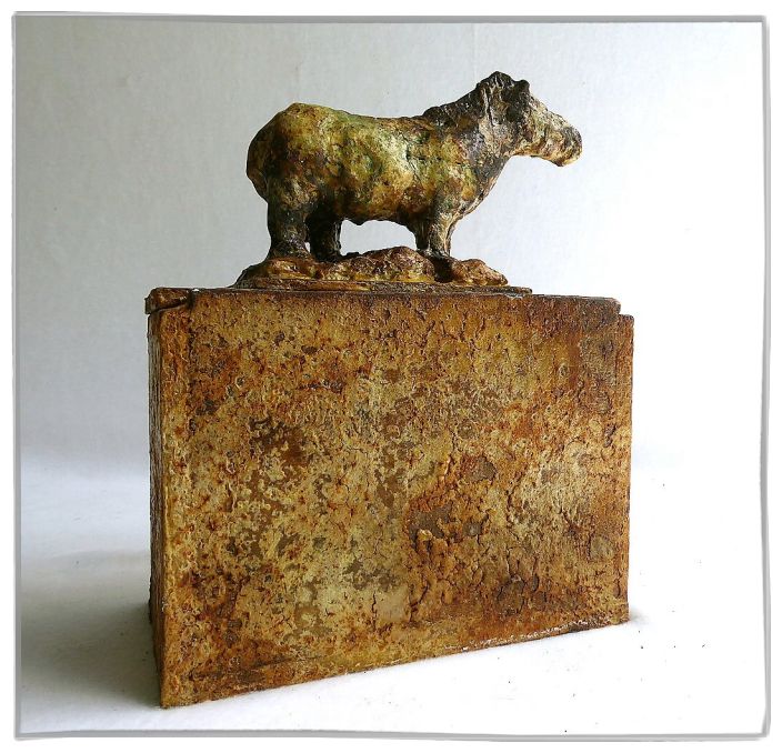 prehistoric horse 12 x 14 x 6 incl box/stand